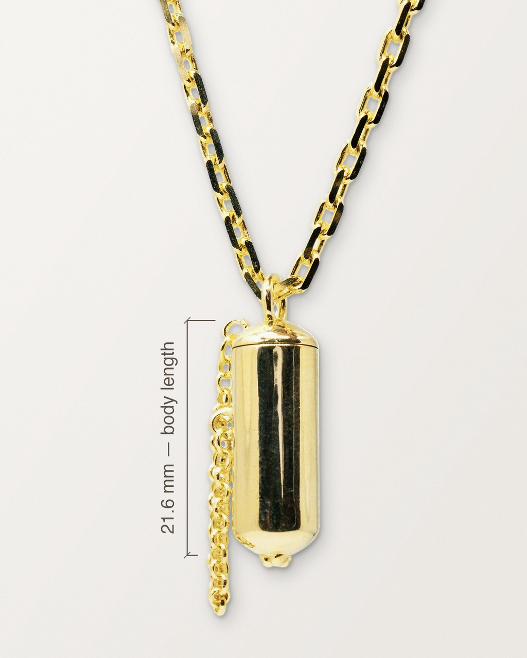 Capsule Small openable amulet in 14K or 18K yellow gold on its chain, with its measurement: 21.6 mm long from the top of the dome to the base of the body.