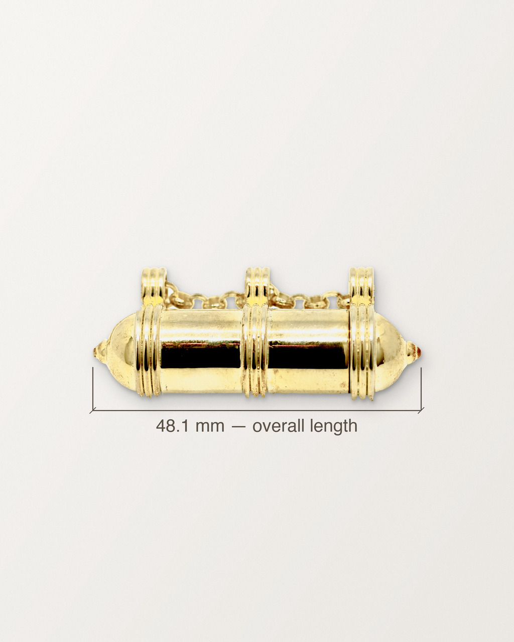 Pankaj openable amulet in 14K or 18K yellow gold, with its measurement: 48.1 mm long from end to end.